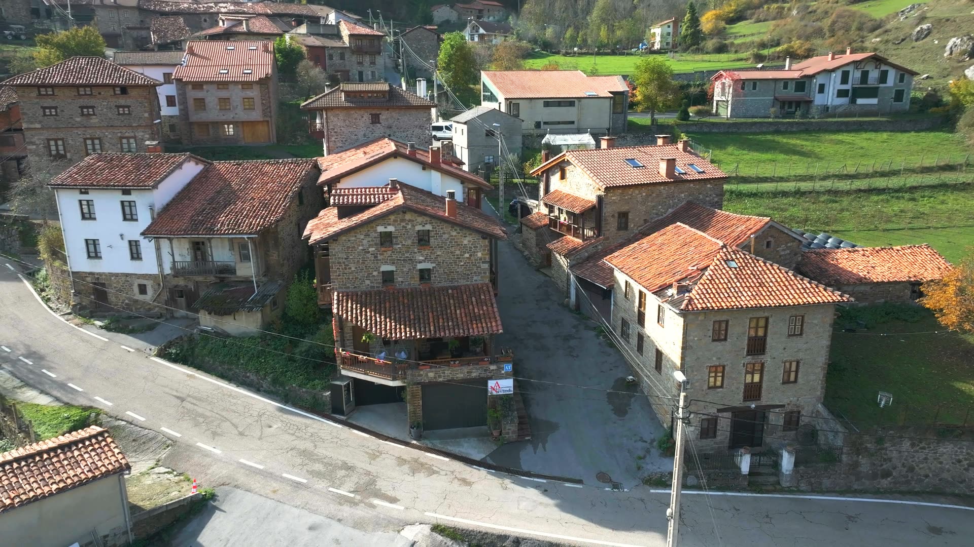 Pueblo de montaña visto desde el aire