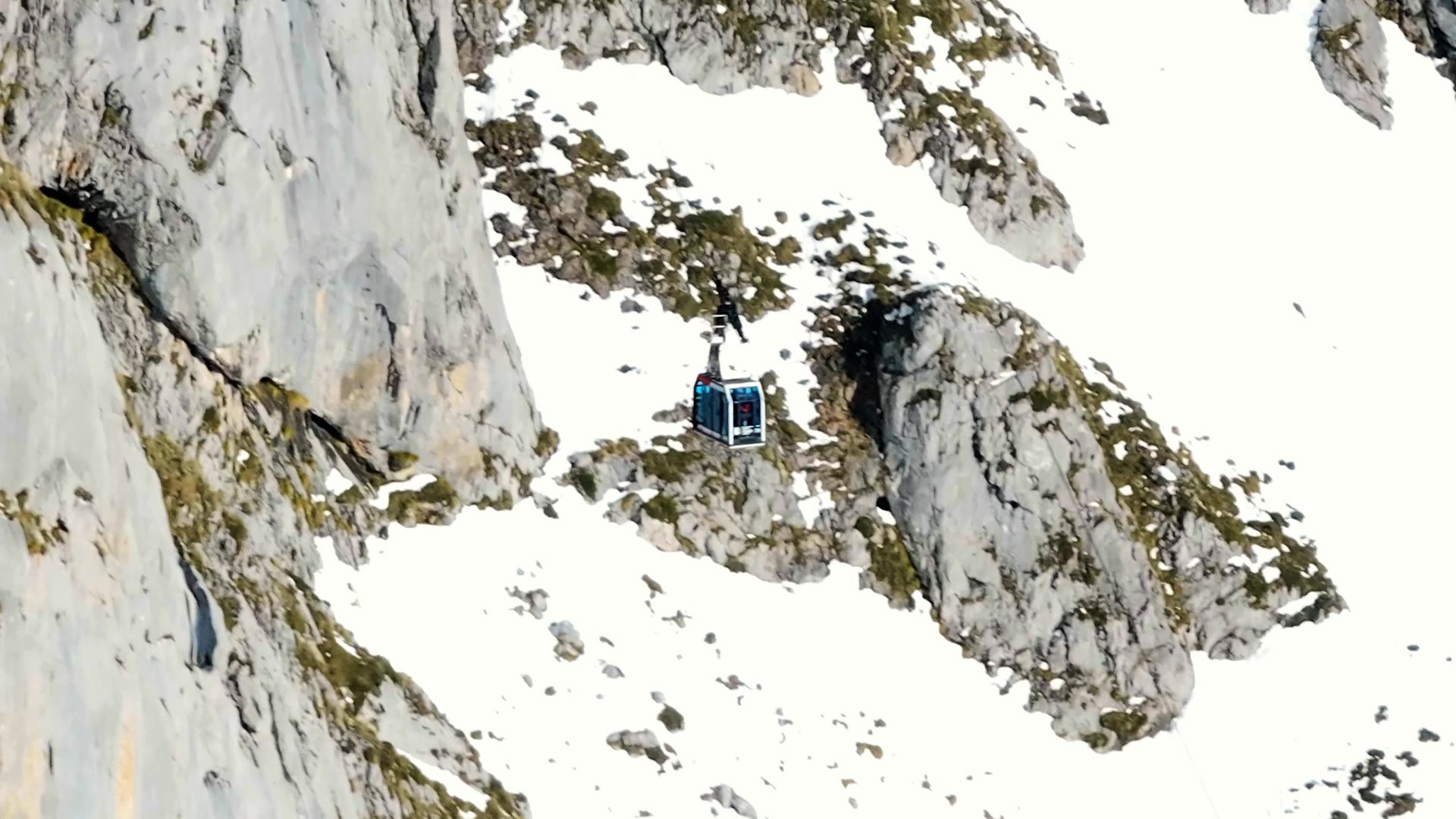 Cabina del teleférico de Fuente Dé sobre la roca